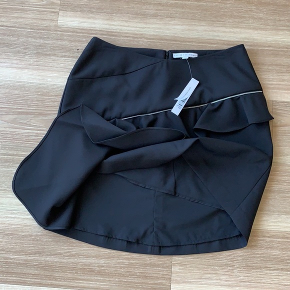 Chelsea &Walker asymmetrical bottom blk mini skirt - Picture 4 of 16